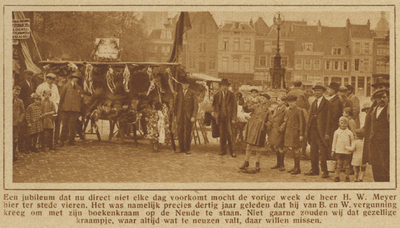 871258 Afbeelding van de huldiging van Hendrik Willem Meijer, die al 30 jaar de boekenkraam op de Neude exploiteert.